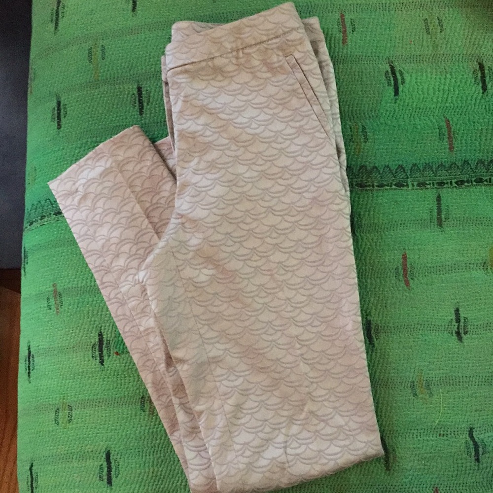 Flattering slim pants, pretty raised design
